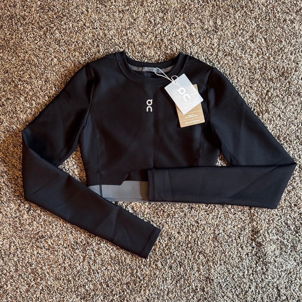 On Cloud Black Train Long Sleeve Crop Top